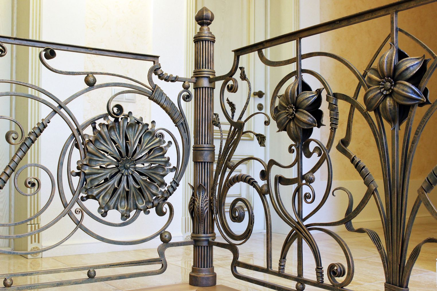 лестница на второй этаж на даче в Санкт-Петербурге и Беларуси